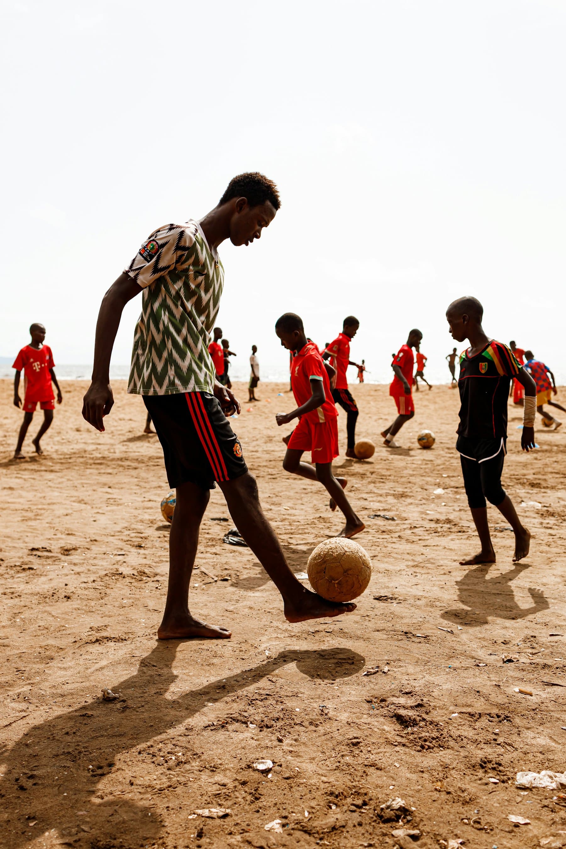 Un match de football entre jeunes