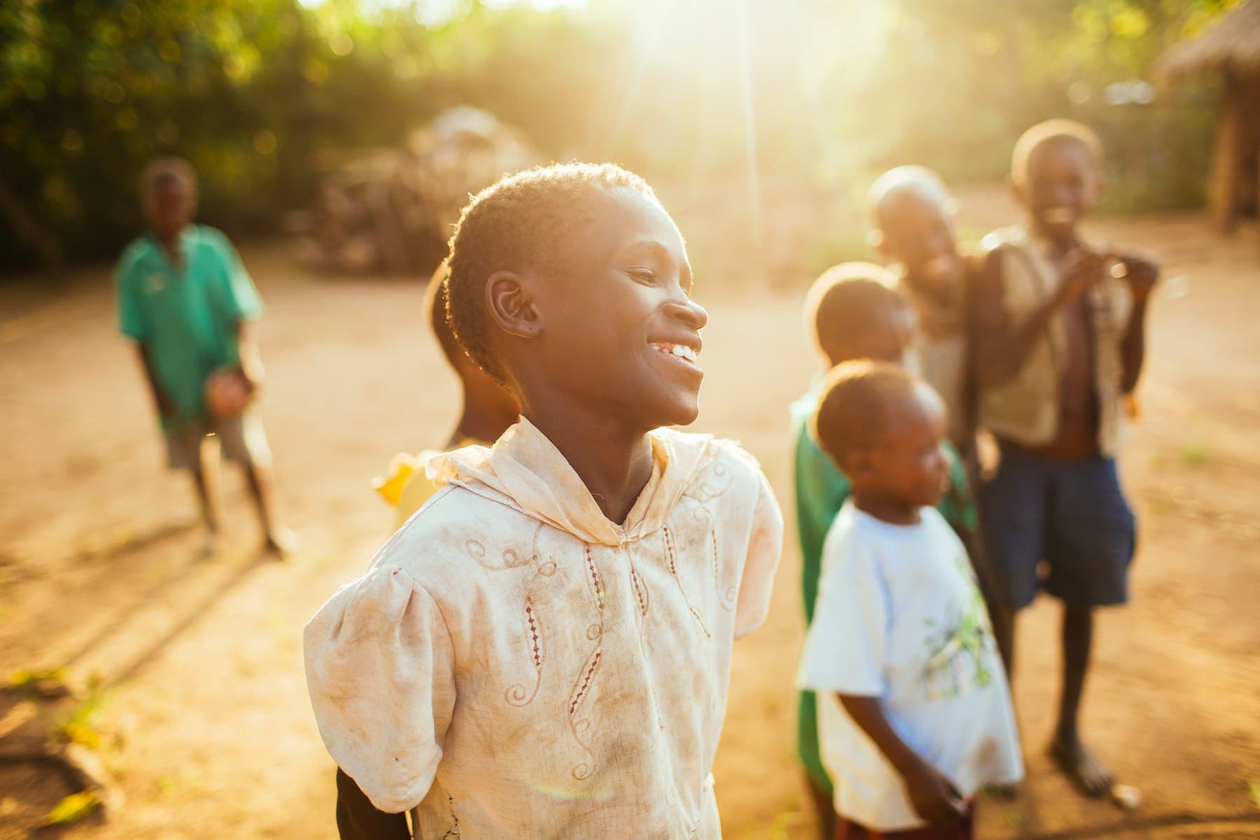 Des enfants sur un terrain de terre