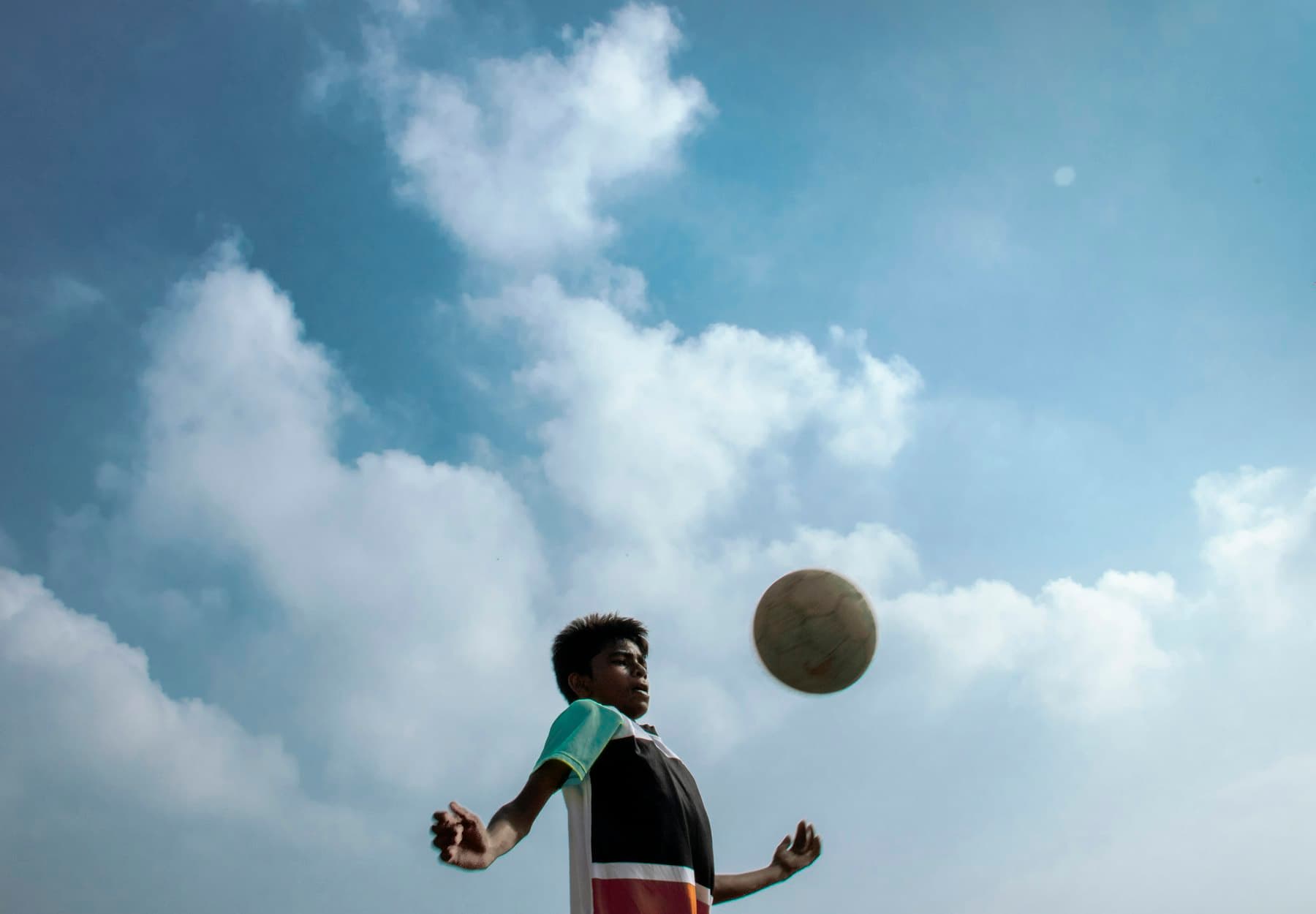 Un jeune joueur avec un ballon